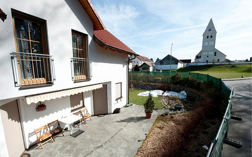 Die Leichen der Eltern wurden im Vorgarten vergraben.