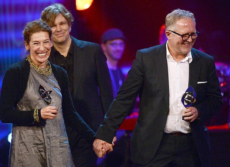 Die Schauspieler Adele Neuhauser (l) und Harald Krassnitzer (r) stehen mit dem Preis in der Kategorie "Fiktion" auf der Bühne.