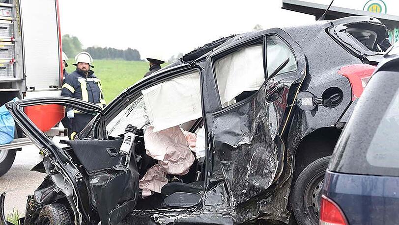 Das Fahrzeug ist komplett demoliert, die Fahrerin stirbt. Die Feuerwehr kann später nur noch ihre Leiche aus dem Wrack bergen. Das Fahrzeug ist komplett demoliert, die Fahrerin stirbt. Die Feuerwehr kann später nur noch ihre Leiche aus dem Wrack bergen.