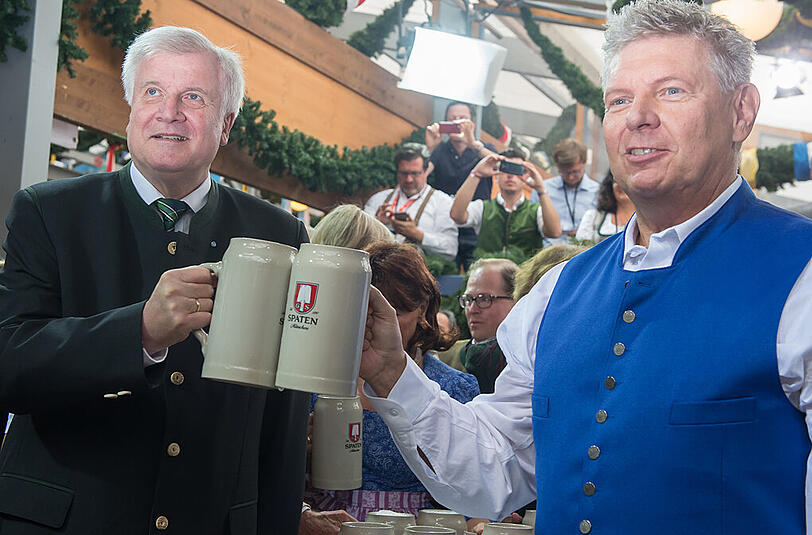 Die erste Maß reichte Reiter traditionell dem Bayerischen Ministerpräsidenten Horst Seehofer.