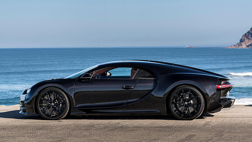 Flach, breit, stark: Das Karosserie-Design des Chiron spiegelt schon im Stand die enorme Leistungsfähigkeit des 1.500-PS-Boliden wider. Flach, breit, stark: Das Karosserie-Design des Chiron spiegelt schon im Stand die enorme Leistungsfähigkeit des 1.500-PS-Boliden wider.