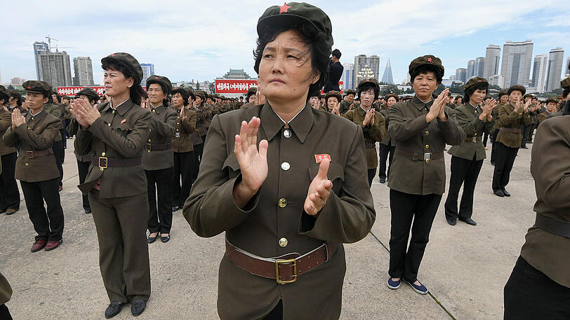 Nordkoreanerinnen demonstrieren in Pjöngjang ihre Unterstützung der von der Regierung erklärten Kritik an den US-Sanktionen.