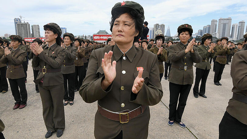 Nordkoreanerinnen demonstrieren in Pjöngjang ihre Unterstützung der von der Regierung erklärten Kritik an den US-Sanktionen.