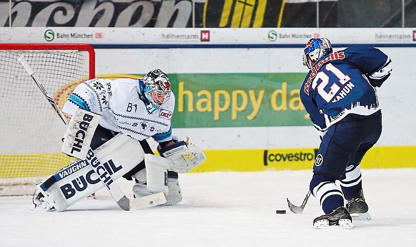 EHC-Ass Kahun überwindet Ingolstadt-Goalie Pielmeier zum 4:3-Sieg nach Penaltyschießen.