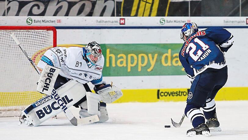 EHC-Ass Kahun überwindet Ingolstadt-Goalie Pielmeier zum 4:3-Sieg nach Penaltyschießen. EHC-Ass Kahun überwindet Ingolstadt-Goalie Pielmeier zum 4:3-Sieg nach Penaltyschießen.