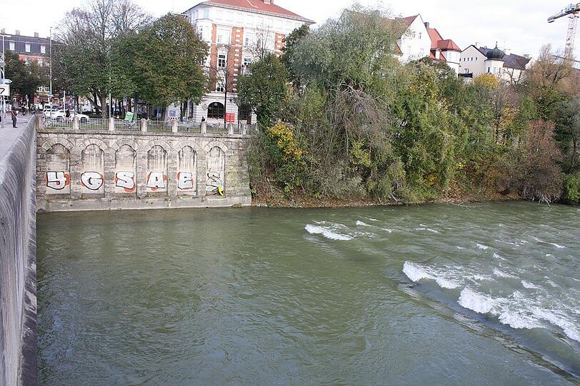 Unter dem Arbeitstitel "Café Surferblick" wünschen sich die Grünen an der Wittelsbacher Brücke ein Café am Westufer mit Sicht auf die Welle.