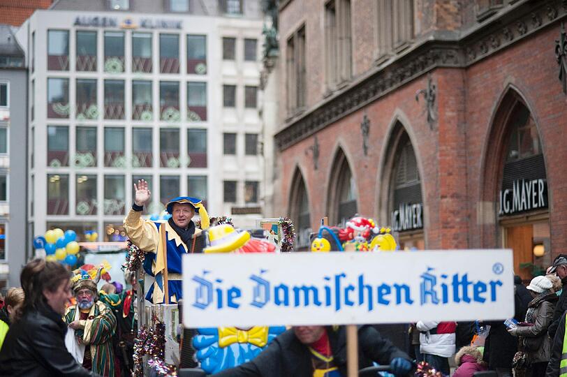 Die Damischen Ritter in Aktion: Impressionen vom Faschingszug durch die Altstadt am Sonntag.