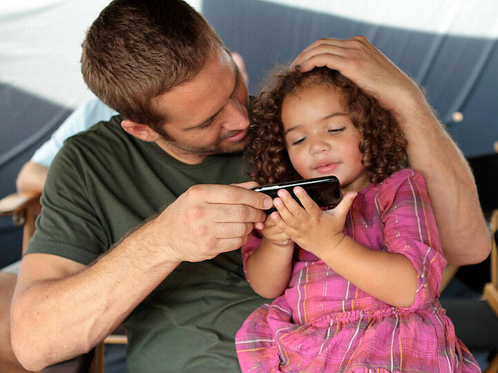 Vin Diesel veröffentlichte ein Bild seiner Tochter Hania Riley auf Facebook. Auf dem Foto kümmert sich sein Freund Paul Walker um die Kleine