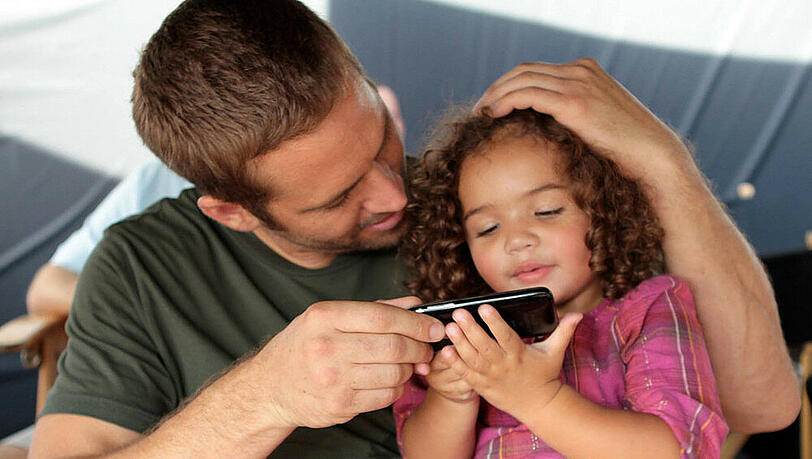 Vin Diesel veröffentlichte ein Bild seiner Tochter Hania Riley auf Facebook. Auf dem Foto kümmert sich sein Freund Paul Walker um die Kleine Vin Diesel veröffentlichte ein Bild seiner Tochter Hania Riley auf Facebook. Auf dem Foto kümmert sich sein Freund Paul Walker um die Kleine