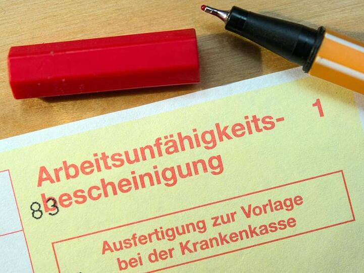 Die Zahl der krankheitsbedingten Fehltage ist in Bayern rückläufig.