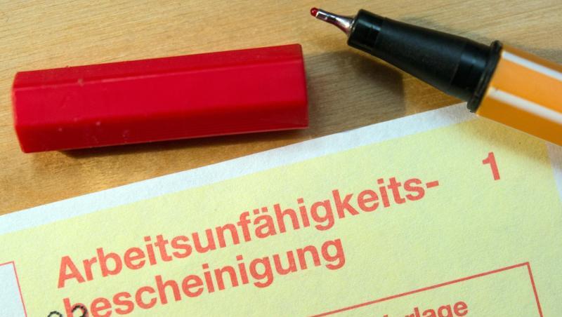 Die Zahl der krankheitsbedingten Fehltage ist in Bayern rückläufig. Die Zahl der krankheitsbedingten Fehltage ist in Bayern rückläufig.