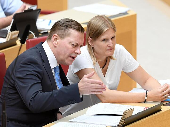 Katrin Ebner-Steiner sitzt neben Ralph Müller (l) im Plenarsaal des Bayerischen Landtags. Foto: Tobias Hase/dpa/Archivbild