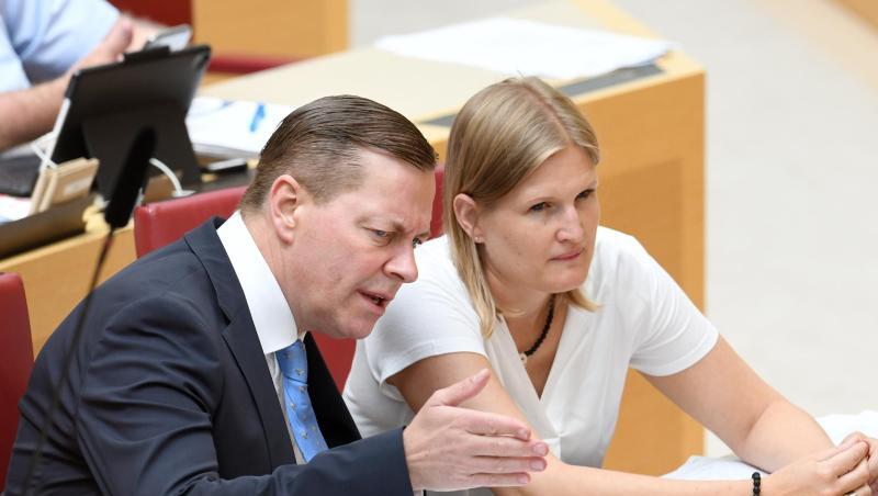 Katrin Ebner-Steiner sitzt neben Ralph Müller (l) im Plenarsaal des Bayerischen Landtags. Foto: Tobias Hase/dpa/Archivbild Katrin Ebner-Steiner sitzt neben Ralph Müller (l) im Plenarsaal des Bayerischen Landtags. Foto: Tobias Hase/dpa/Archivbild