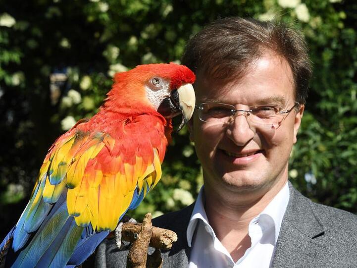 "Rosalinda" im Karlsruher Zoo neben Zoodirektor Matthias Reinschmidt.