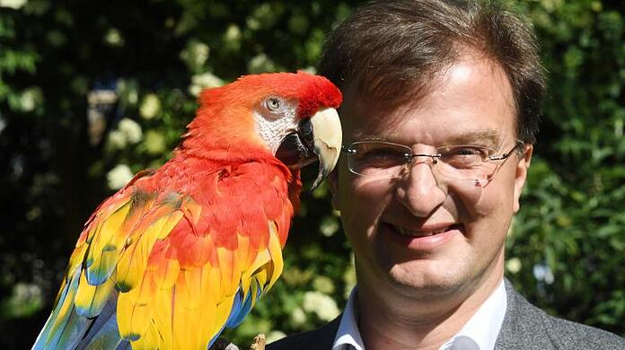 "Rosalinda" im Karlsruher Zoo neben Zoodirektor Matthias Reinschmidt.