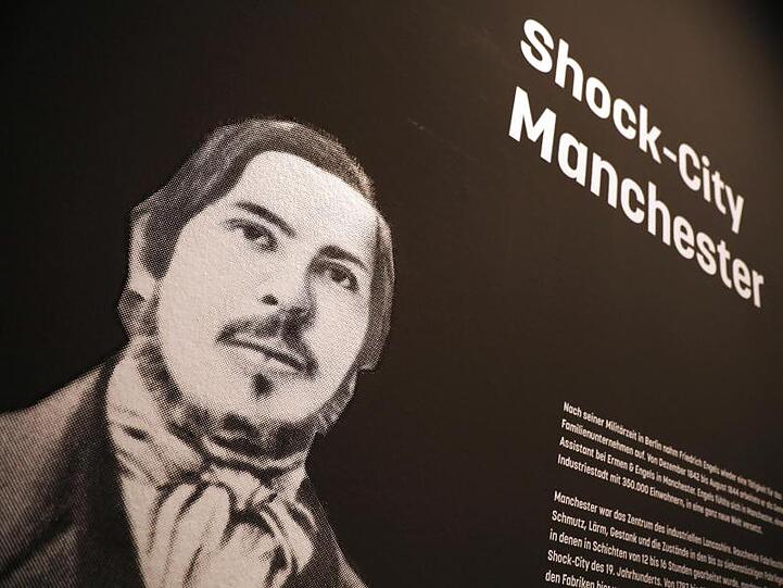 Ein Porträt von Friedrich Engels als Druck.