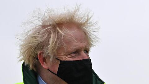 Premier Boris Johnson trotzt dem stürmischen Wetter.