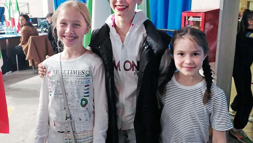 Anna-Sofiia (l.) und Anita (r.) treffen ihre Heldin Viktoriia Onoprienko beim Serie-A-Wettkampf in Desio.