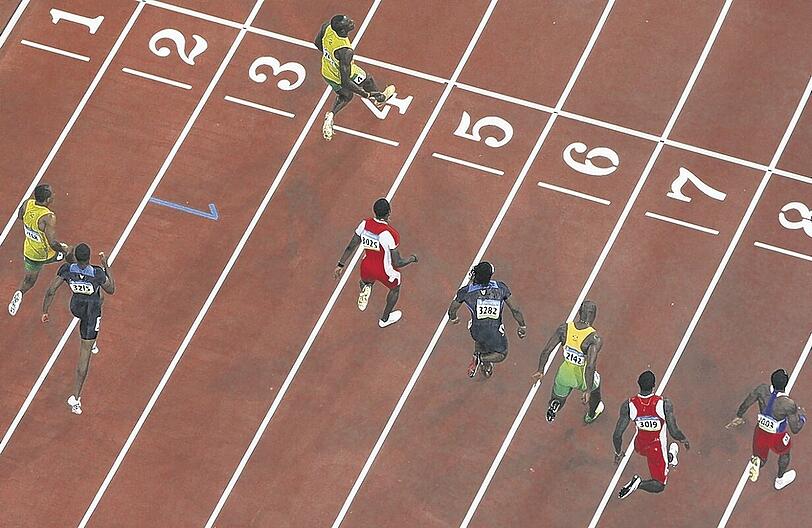Neben so einer Zeit kann man sich natürlich sehen lassen. Der Jamaikaner Usain Bolt genießt das sichtlich.