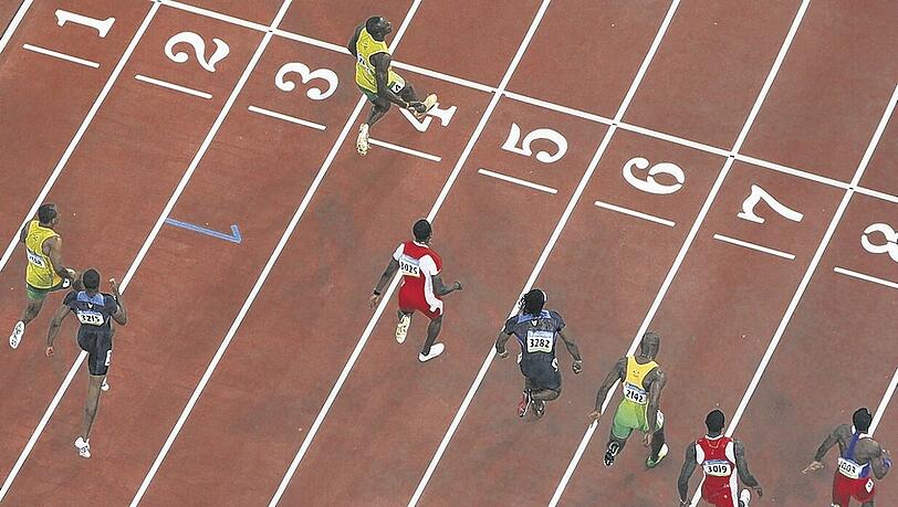 Neben so einer Zeit kann man sich natürlich sehen lassen. Der Jamaikaner Usain Bolt genießt das sichtlich. Neben so einer Zeit kann man sich natürlich sehen lassen. Der Jamaikaner Usain Bolt genießt das sichtlich.