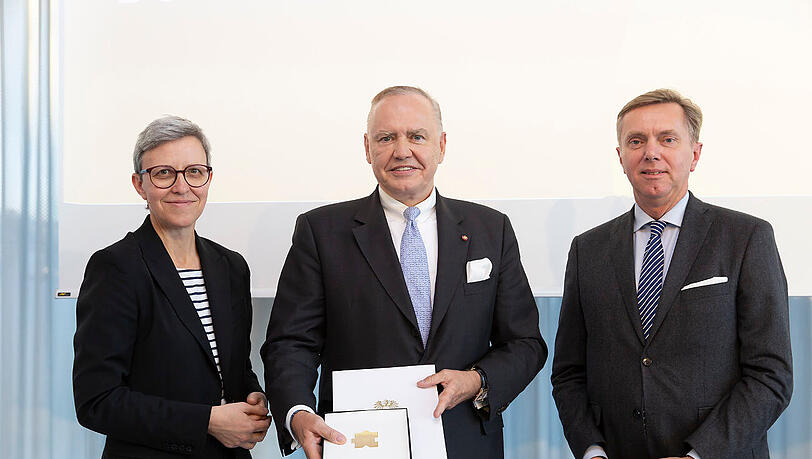 Prof. Peter Löw (Mitte) mit Mag.a Theresia Niedermüller, Sektionschefin für Kunst und Kultur, und Dr. Christoph Bazil, Präsident des Bundesdenkmalamtes, bei der Überreichung der Denkmalschutzmedaille 2023.