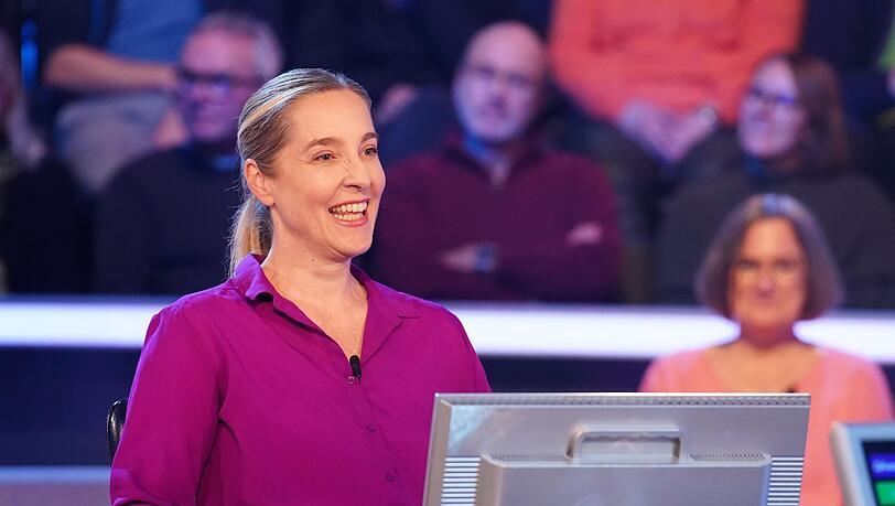 Die "Wer wird Millionär?"-Kandidatin Annelie Köglmeier darf in der RTL-Show ihr Wissen unter Beweis stellen. Die "Wer wird Millionär?"-Kandidatin Annelie Köglmeier darf in der RTL-Show ihr Wissen unter Beweis stellen.