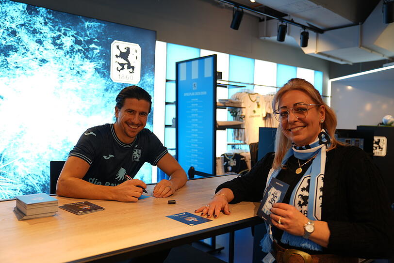 Löwen-Star Tunay Deniz bei der Autogrammstunde am Samstagabend. Löwen-Star Tunay Deniz bei der Autogrammstunde am Samstagabend.