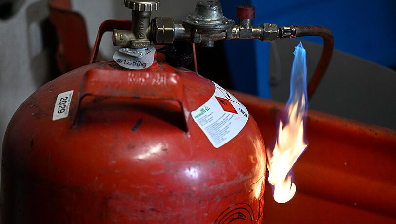 Die Leitung einer Propangasflasche f&auml;ngt am Ventil Feuer. (Symbolbild)