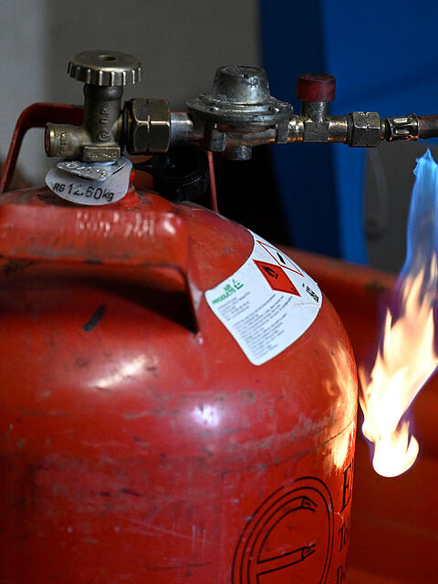 Die Leitung einer Propangasflasche f&auml;ngt am Ventil Feuer. (Symbolbild)