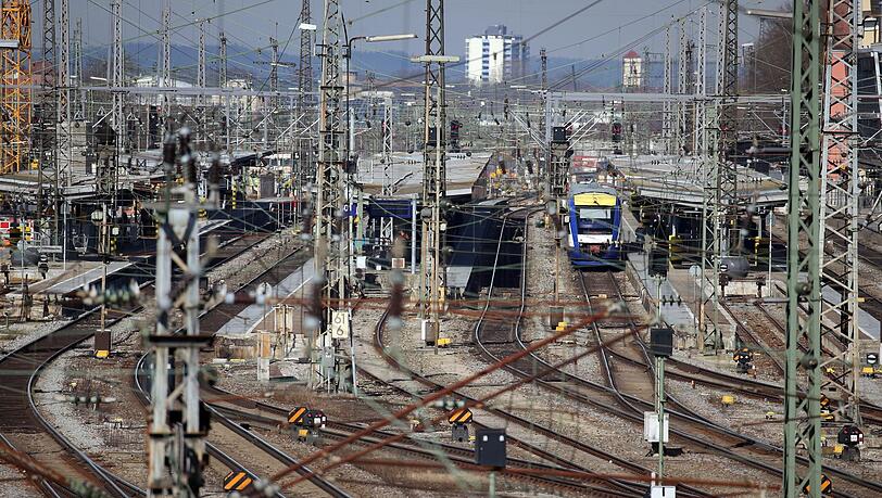 Am Augsburger Hauptbahnhof gib es einen gr&ouml;&szlig;eren Polizeieinsatz. (Archivbild)