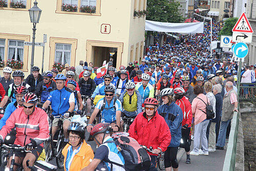 Starteten gestern um 9 Uhr in Kitzingen: 1200 Radler auf dem Weg nach Sommerach, Volkach, Gerolzhofen und Haßfurt.