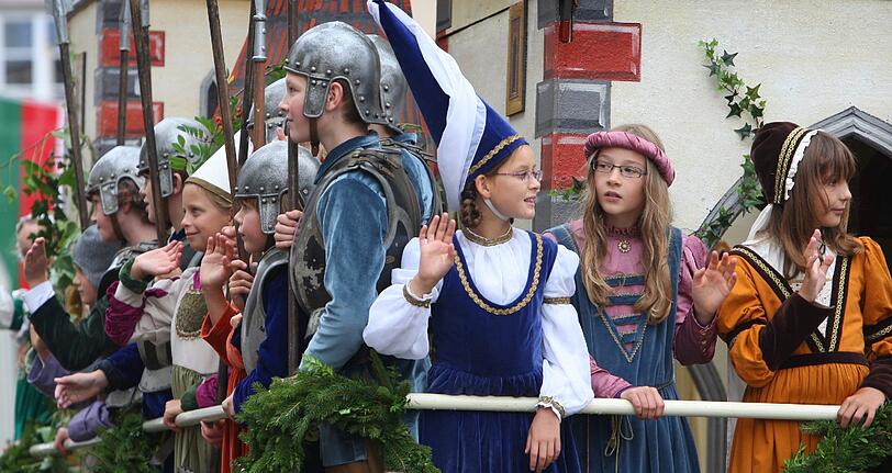 Der Umzug ist Höhepunkt des Landsberger Ruethenfestes. In dem Fest das alle vier Jahre begangen wird, stellen 1100 Kinder die geschichtlichen Stationen ihrer Stadt nach.