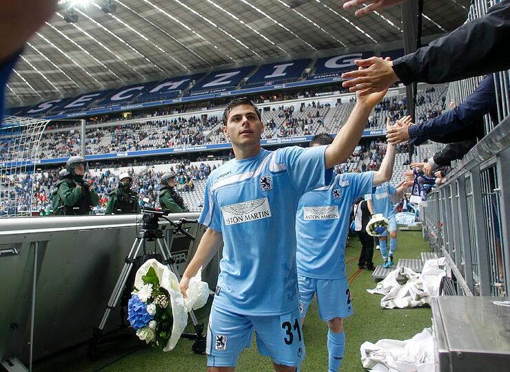 Blumen vom Verein und einen Handschlag von den Fans: Die Löwen Kevin Volland und Stefan Aigner auf ihrer Abschiedstour durch die Allianz Arena.