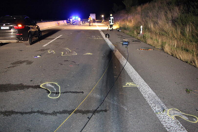 Vermutlich wegen eines Reifenplatzers kam die Fahrerin des Golfs von der Fahrbahn ab. Der Wagen überschlug sich, die drei Insassen erlitten zum Teil schwere Verletzungen.