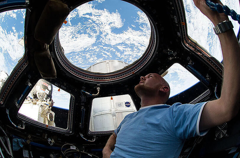Der ESA-Astronaut Alexander Gerst blickt während seines Fluges mit der Internationalen Raumstation durch ein Fenster in der Kuppel auf die Erde.