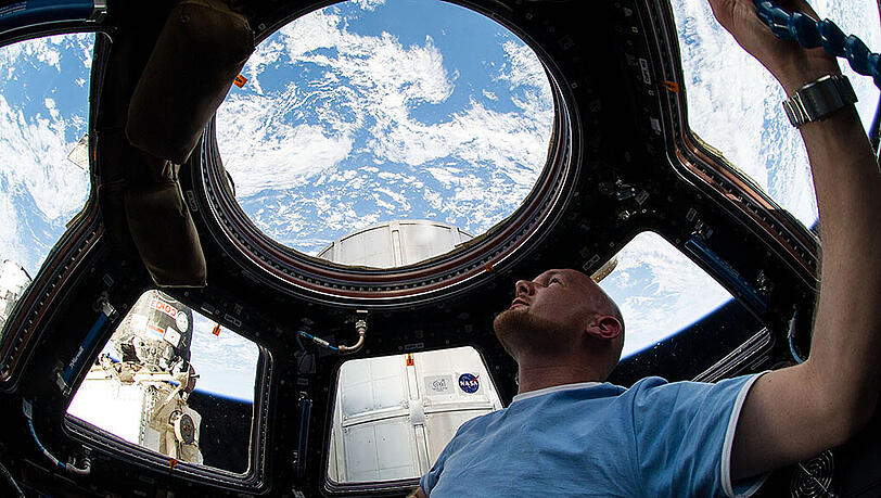 Der ESA-Astronaut Alexander Gerst blickt während seines Fluges mit der Internationalen Raumstation durch ein Fenster in der Kuppel auf die Erde. Der ESA-Astronaut Alexander Gerst blickt während seines Fluges mit der Internationalen Raumstation durch ein Fenster in der Kuppel auf die Erde.