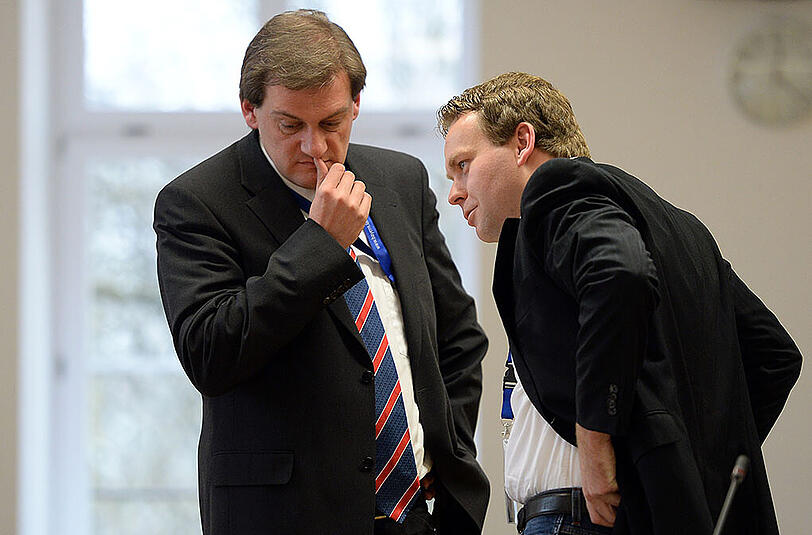 Kriminalhauptkommissar Robert Mahler (r) und sein Anwalt Roland Weiler.