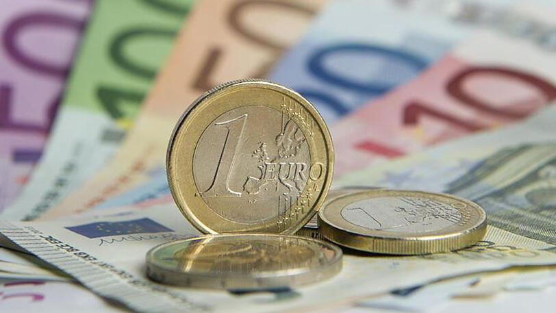 Euro-Banknoten und Münzen.