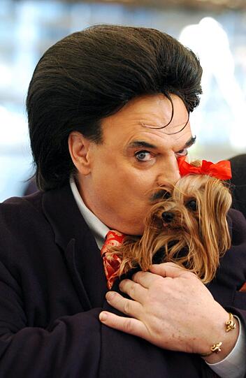 14.01.2005: Der Münchner Modemacher Rudolph Moshammer gibt seinem Hündchen Daisy in München ein Bussi.