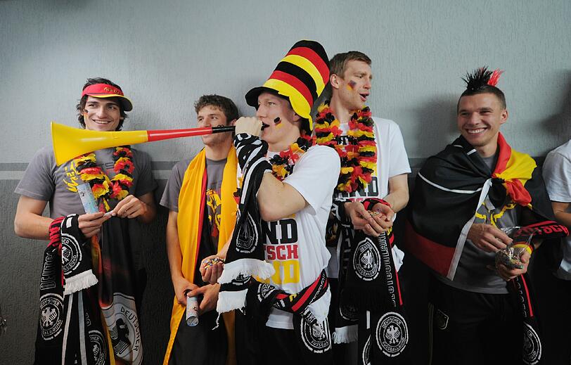 Hat man mehr oder weniger alle existierenden Fan-Artikel kombiniert, sieht man in etwa so aus wie hier die männlichen Fans: Die Jungs der Deutschen Männer-Nationalmannschaft.