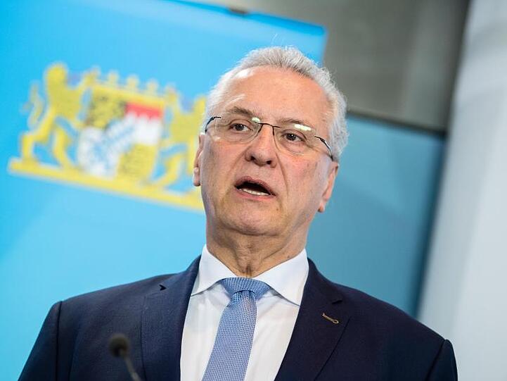 Joachim Herrmann (CSU), Innenminister von Bayern, spricht auf einer Pressekonferenz. Foto: Matthias Balk/dpa