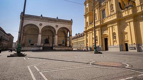 Der fast menschenleere Odeonsplatz mit der Feldherrnhalle und der Theatinerkirche in München.