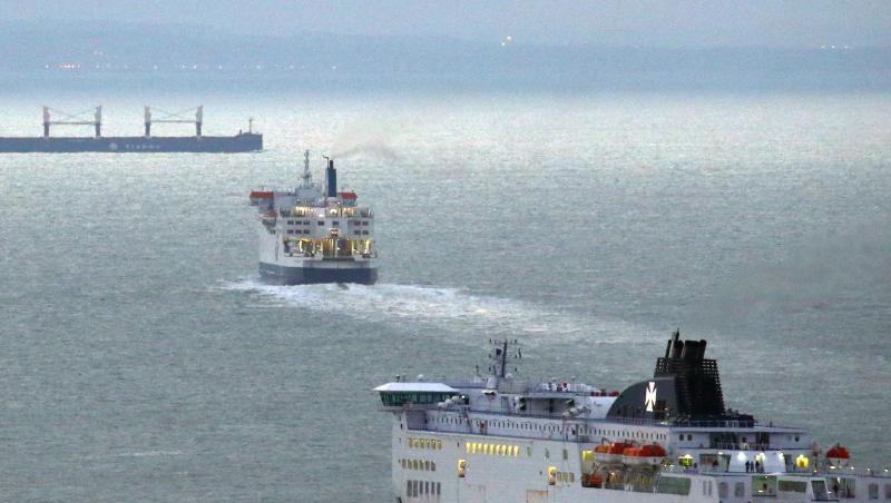 Fähren im Ärmelkanal: Die britische Regierung hat Verträge mit Reedereien abgeschlossen, um mögliche Engpässe nach dem Brexit mithilfe von gecharterten Fähren abzufedern. Fähren im Ärmelkanal: Die britische Regierung hat Verträge mit Reedereien abgeschlossen, um mögliche Engpässe nach dem Brexit mithilfe von gecharterten Fähren abzufedern.
