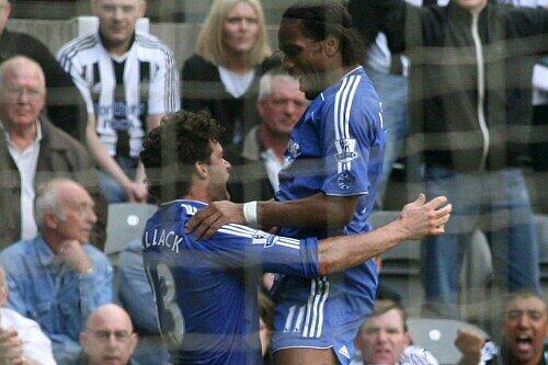 Ballack (links) und Drogba jubeln nach dem ersten Tor