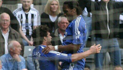 Ballack (links) und Drogba jubeln nach dem ersten Tor Ballack (links) und Drogba jubeln nach dem ersten Tor