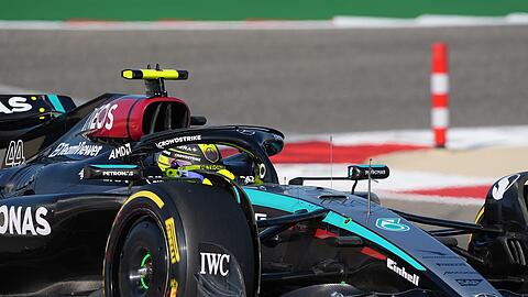 Drehte im zweiten Freien Training in Bahrain die schnellste Runde: Lewis Hamilton.