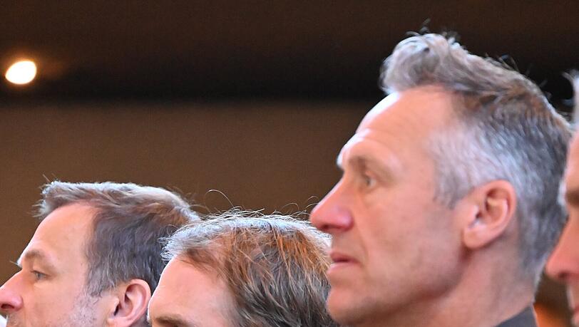 Bewegender Abschied: Daniel Bierofka (l.) und Michael Hofmann. Bewegender Abschied: Daniel Bierofka (l.) und Michael Hofmann.