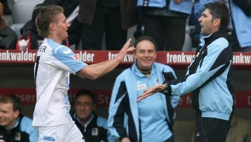 Wenn Uwe Wolf am Sonntag wieder feiern kann mit seinen Spielern, dann fährt er mit ihnen am Dienstag in die Alpen. Wenn Uwe Wolf am Sonntag wieder feiern kann mit seinen Spielern, dann fährt er mit ihnen am Dienstag in die Alpen.