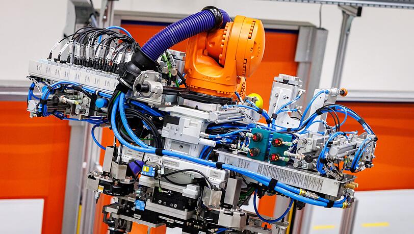Die Flaute in der bayerischen Metall- und Elektroindustrie hält auch nach drei Jahren weiter an. (Symbolbild)