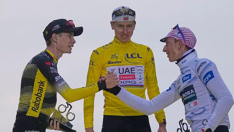 Standen im letzten Jahr auf dem Podium: Vingegaard (l), Lipowitz (r) und Sieger Pogacar. (Archivbild)